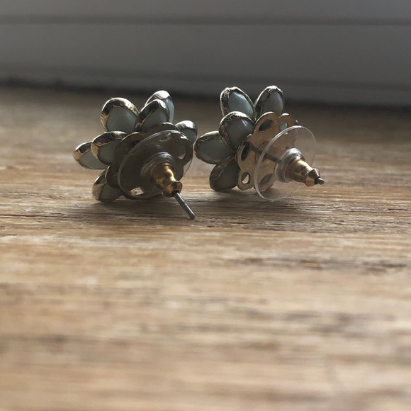 💙FREE WITH BUNDLE💙 Blue Epoxy and CZ Daisy Studs - Picture 4 of 6